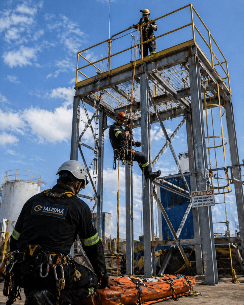 Resgate em espaço confinado e trabalho em altura: como garantir segurança com a NBR 16710 8 - Blog